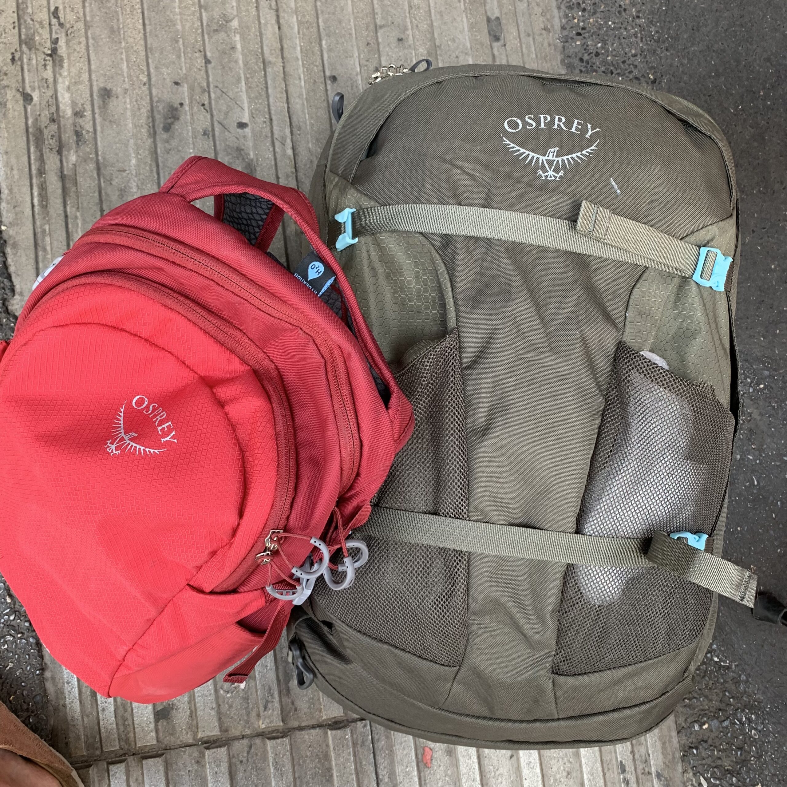 Två ryggsäckar av märket Osprey, en 25-liters daypack och en 40-liters kabinväska modell.
