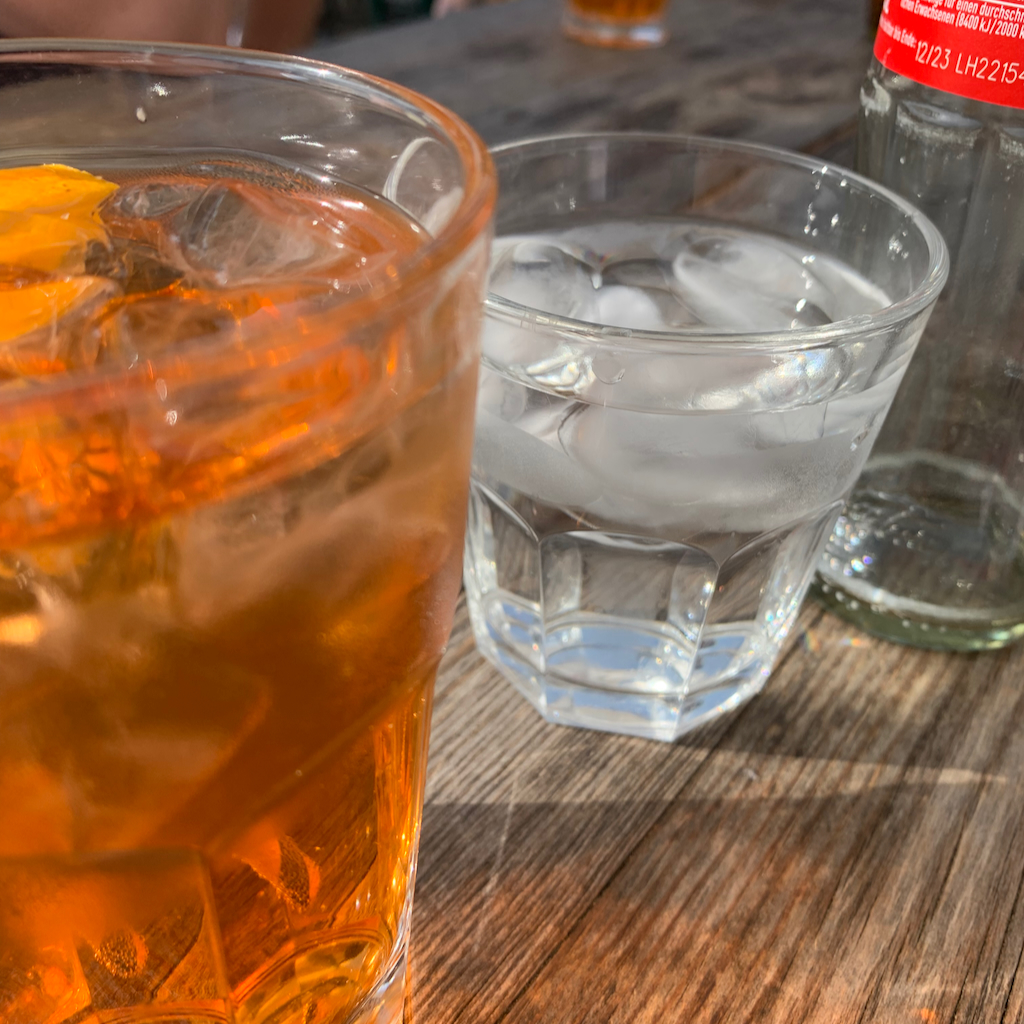 Aperol spritz, vatten och coca cola
