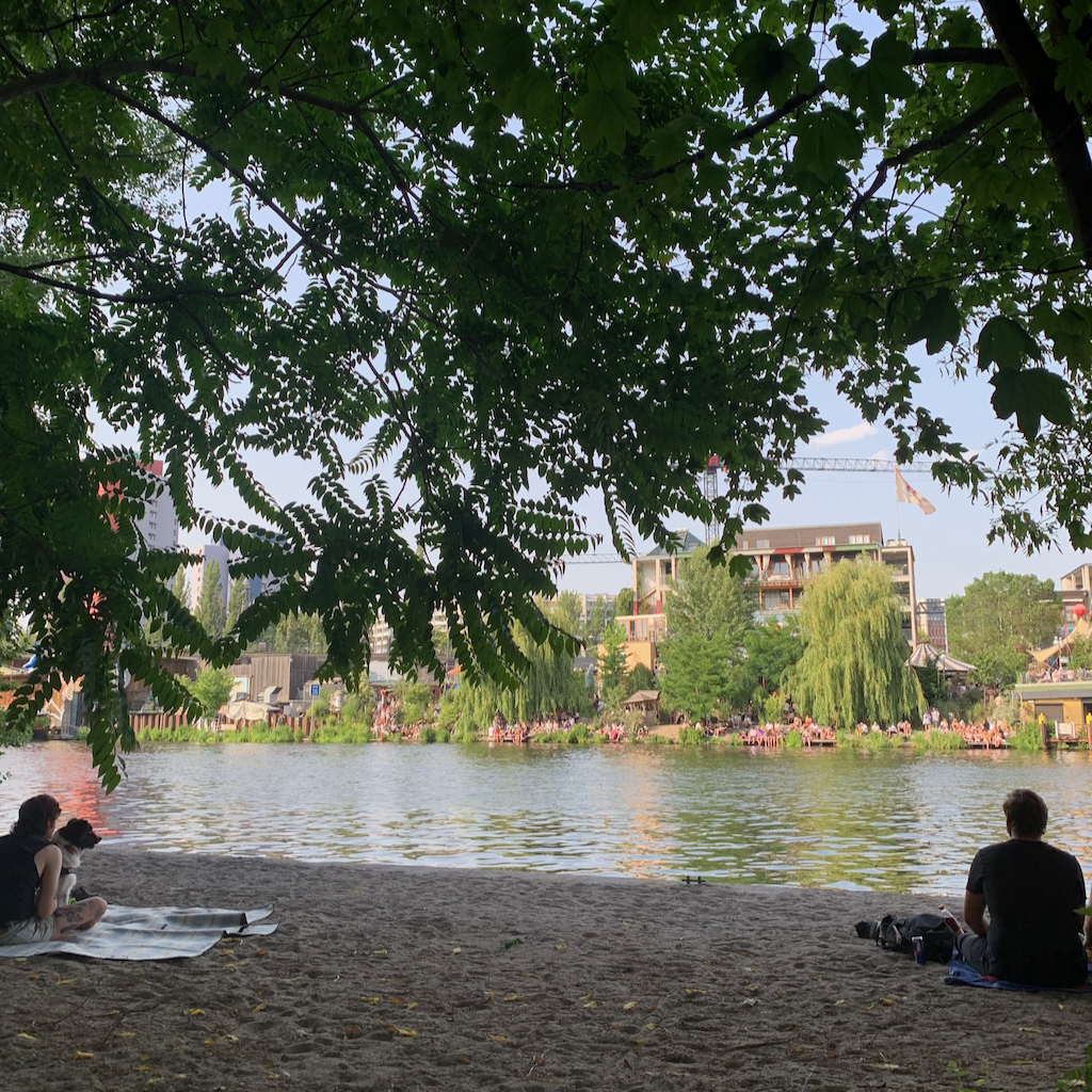 En lummig badstrand utmed floden Spree i Berlin