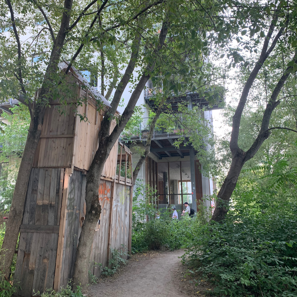 En trädkoja bland höghusen i centrala Berlin