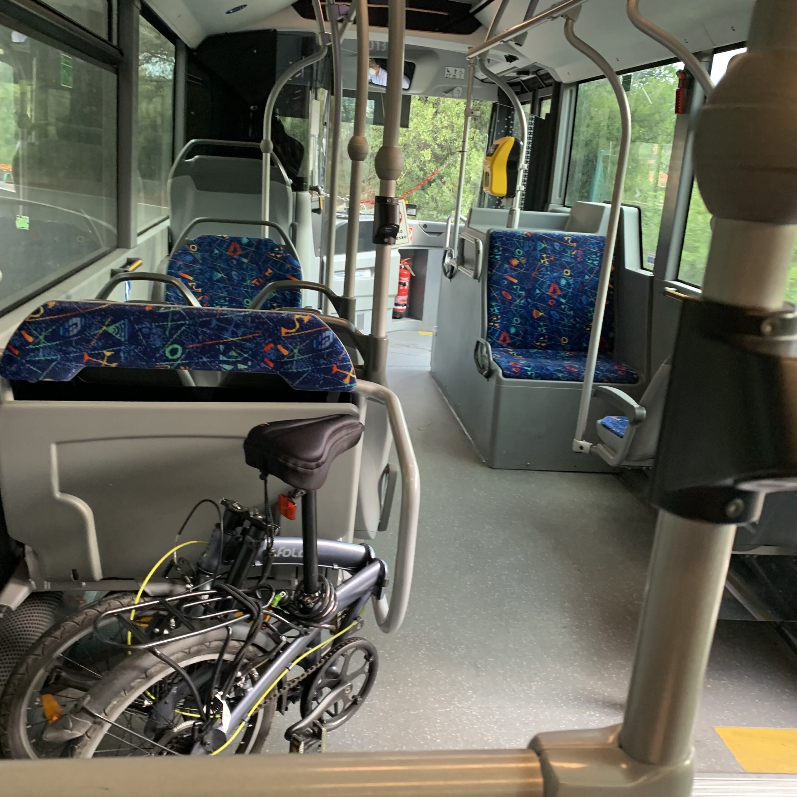 En ihopfällbar cykel på en buss i Italien