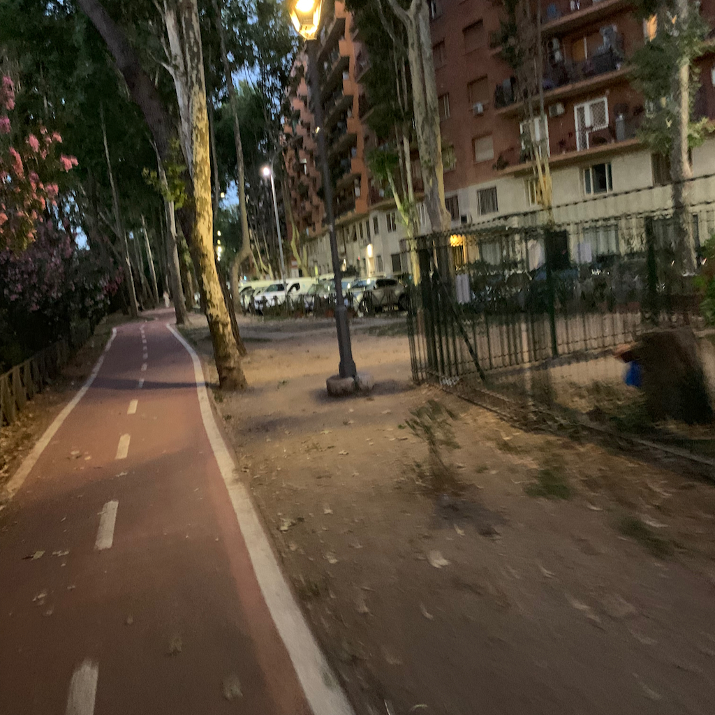 En cykelbana i kvällningen i förorten Tiburtina i Rom, Italien.