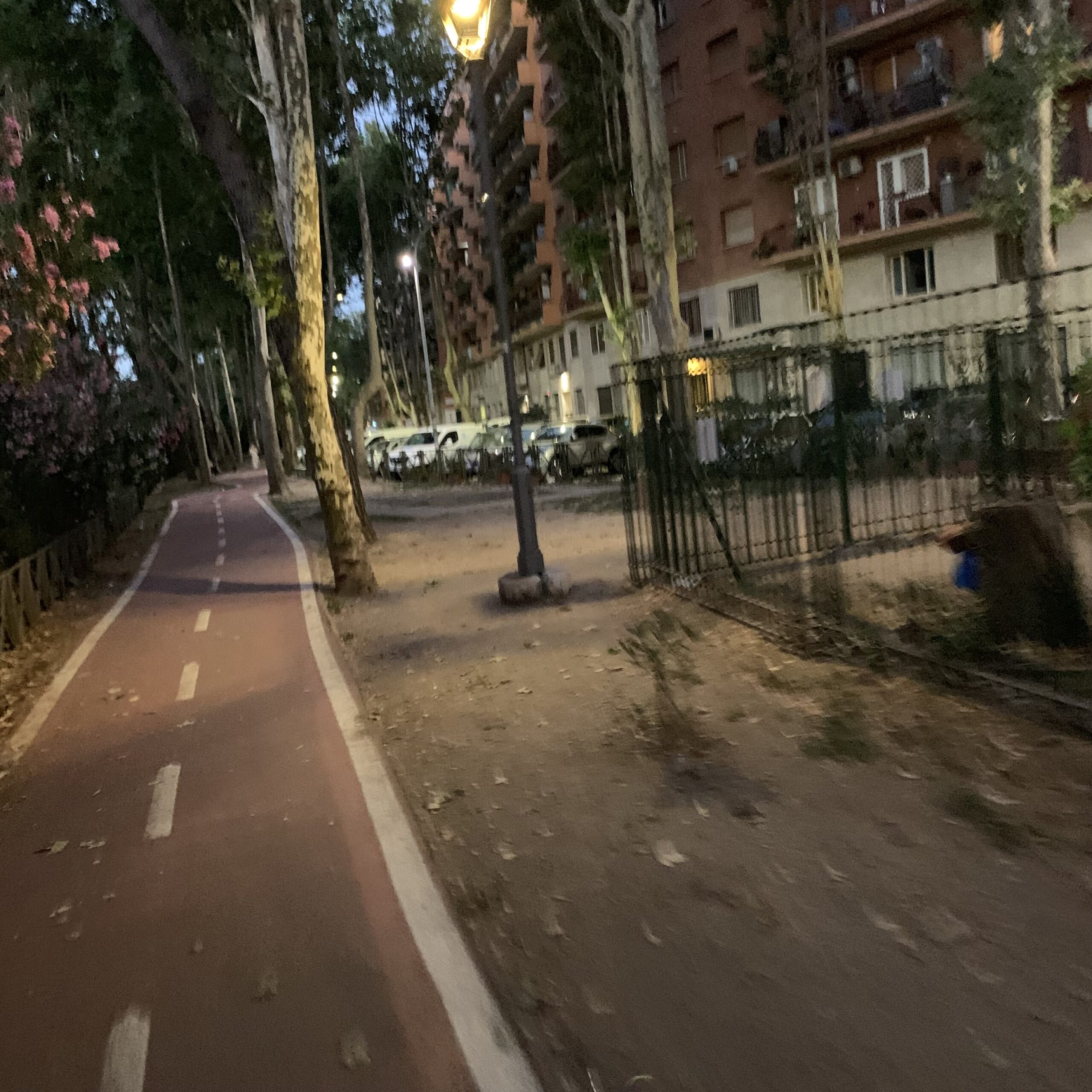 En cykelbana i kvällningen i en förort till Rom