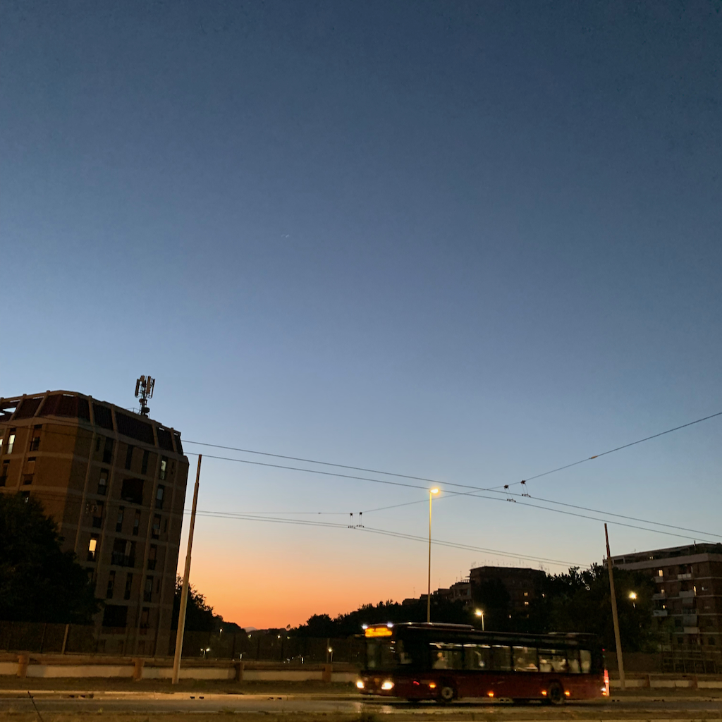 En vacker solnedgång i förorten Tiburtina i Rom, Italien.