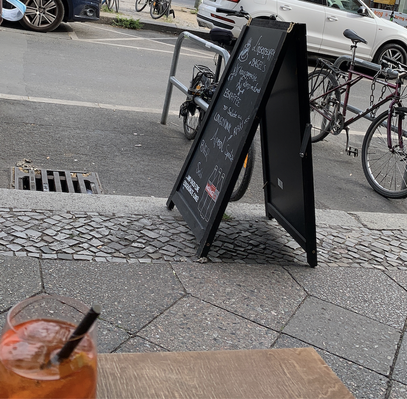 Aperol spritz på Pfeiffers Cafe i Berlin
