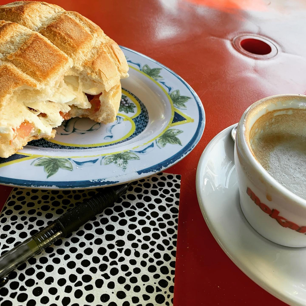 En caffe latte och frukostsmörgås på Bar Euclide i Lecce i Apulien Italien