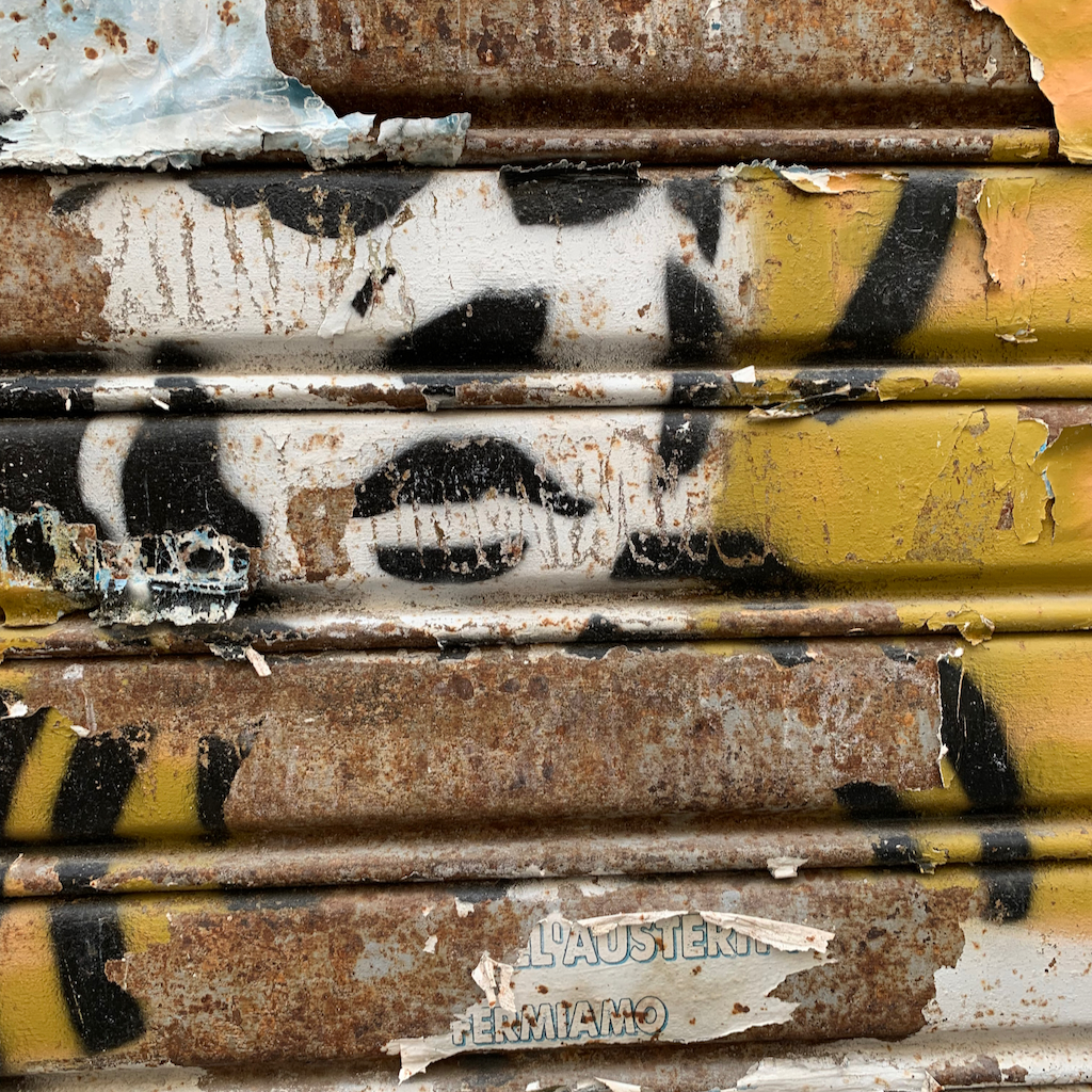 Street art på ett jalusi i Palermo på Sicilien i Italien