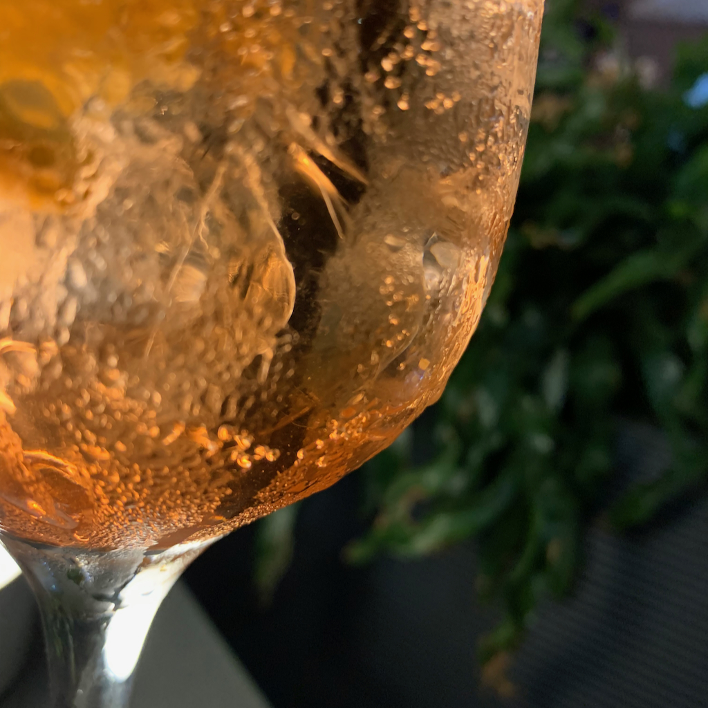 Ett glas med aperol spritz med en massa kondens i varma Italien