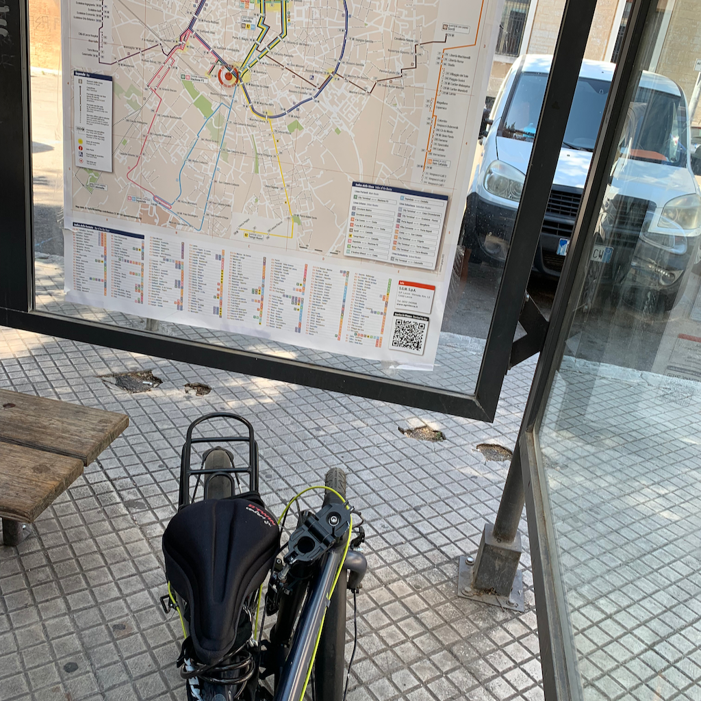 En ihopfälld liten cykel i en busskur i Lecce Italien