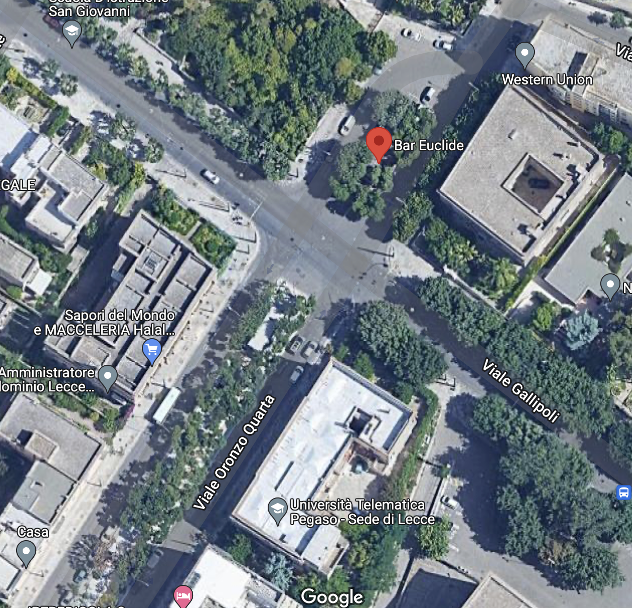 En gatuvy från Google som visar Viale Oronzo Quarta och den trivsamma Bar Euclide i Lecce i Apulien Italien