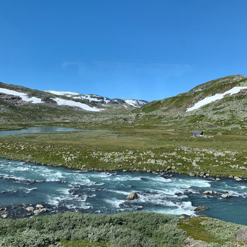 Utsikt över vacker fjällmiljö med en fors på vägen till Bergen i Norge