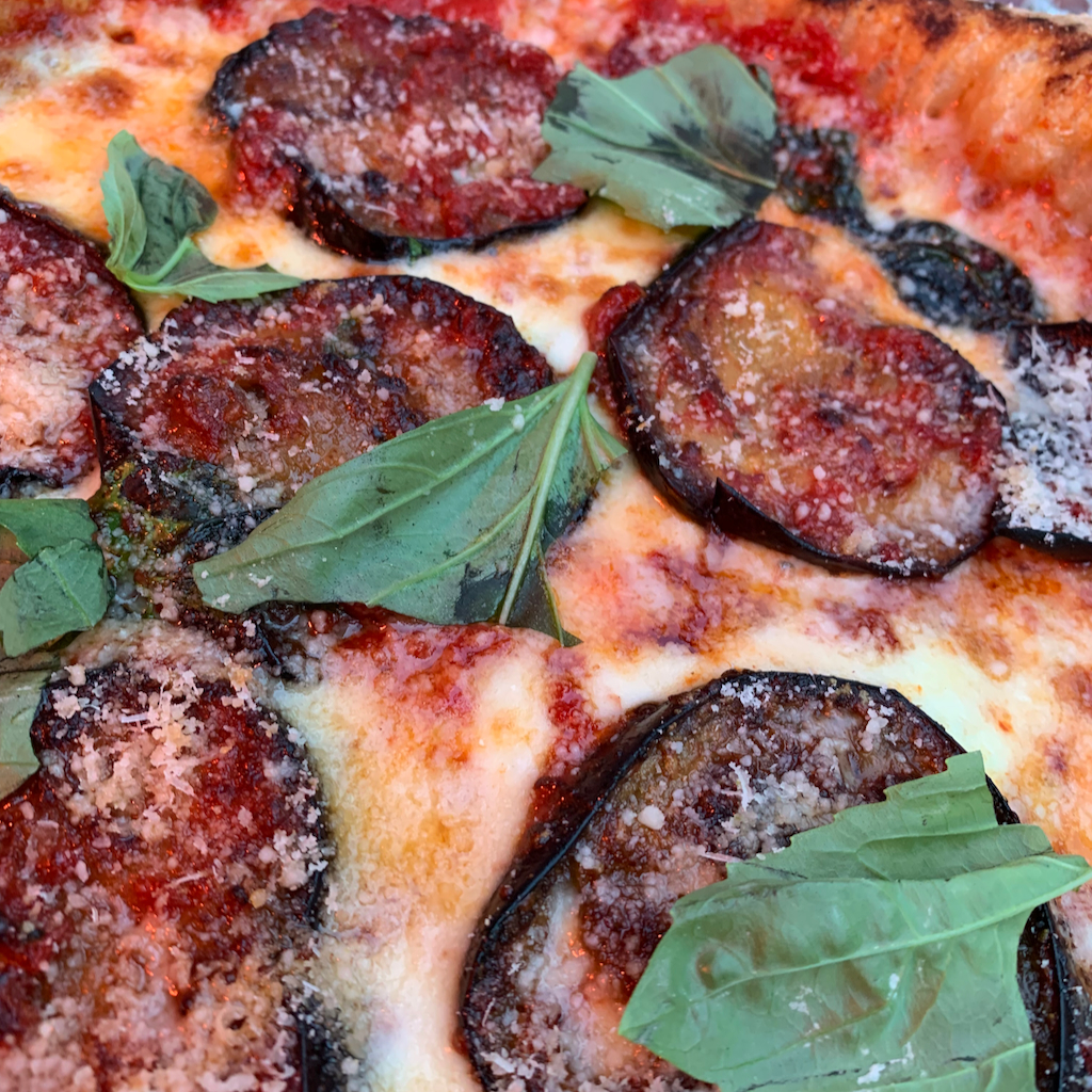 Auberginepizza a 200 kronor på Mamma Pizza i Oslo