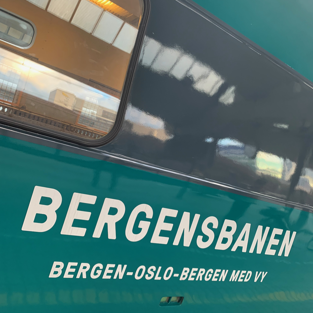 Tågvagn som det står Bergen-Oslo-Bergen med vy