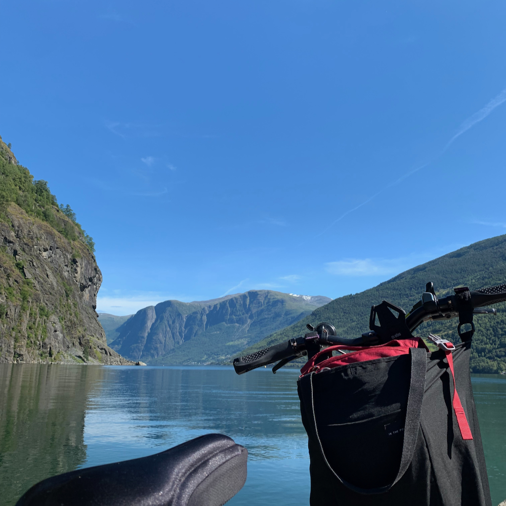 Min cykel och landskapsvy i Flåms i Norge