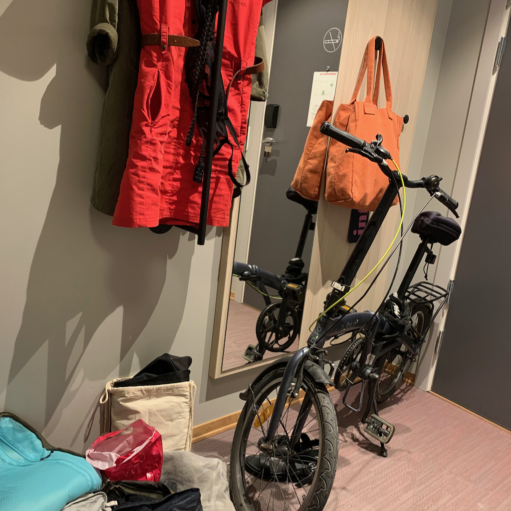 Min cykel i säkert förvar på hotellrummet
