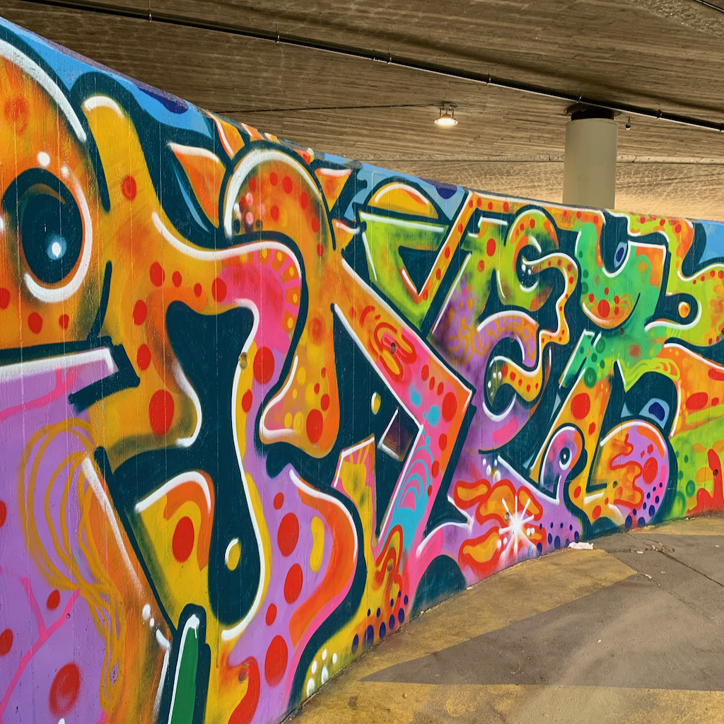 Färgrik graffittimur i Oslo