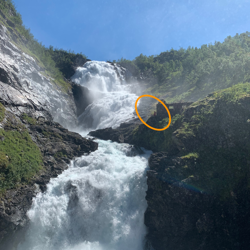 Vattenfall och sjungande kvinna utmed Flåmsbanan i Norge