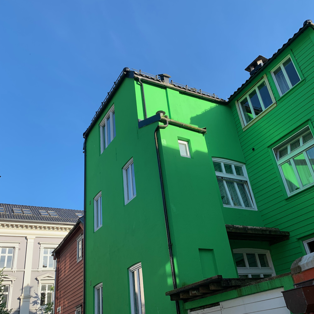 Illgrönt putsat hus i Bergen i Norge