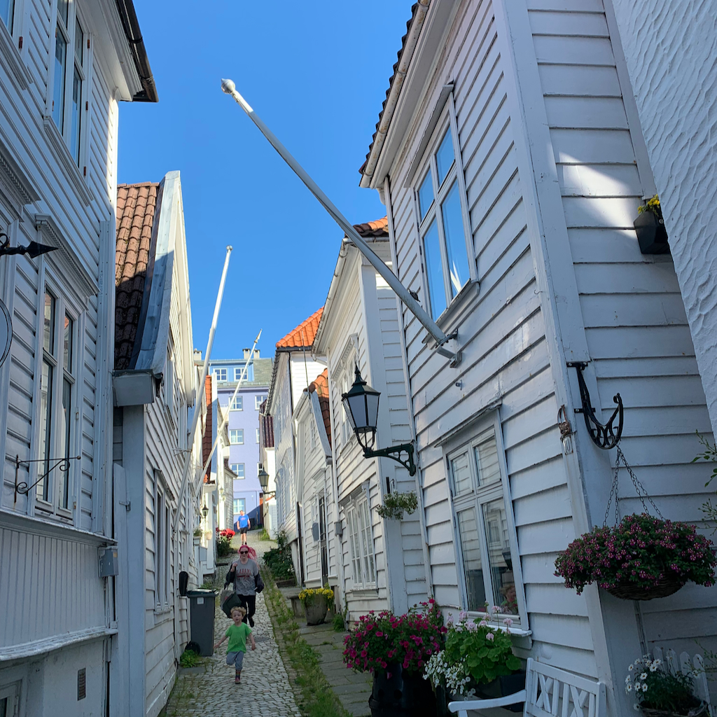 En trång gränd mellan trähusen i Bergen, Norge