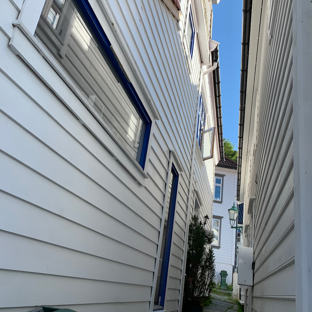 Brandfarligt trång gränd i Bergen i Norge