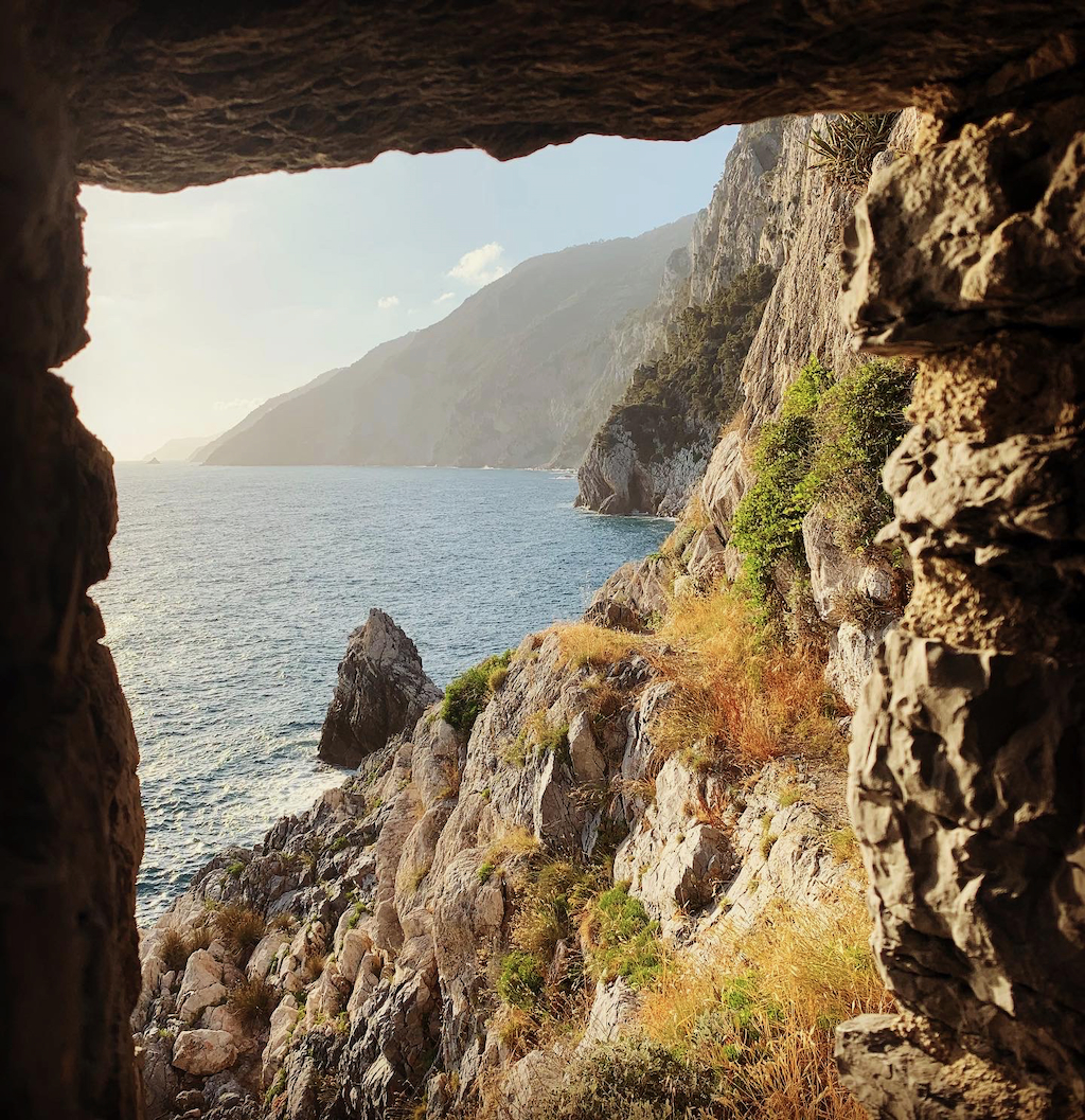 En vacker eftermissagssol över klipporna i Porto Venere Cinque Terre Italien
