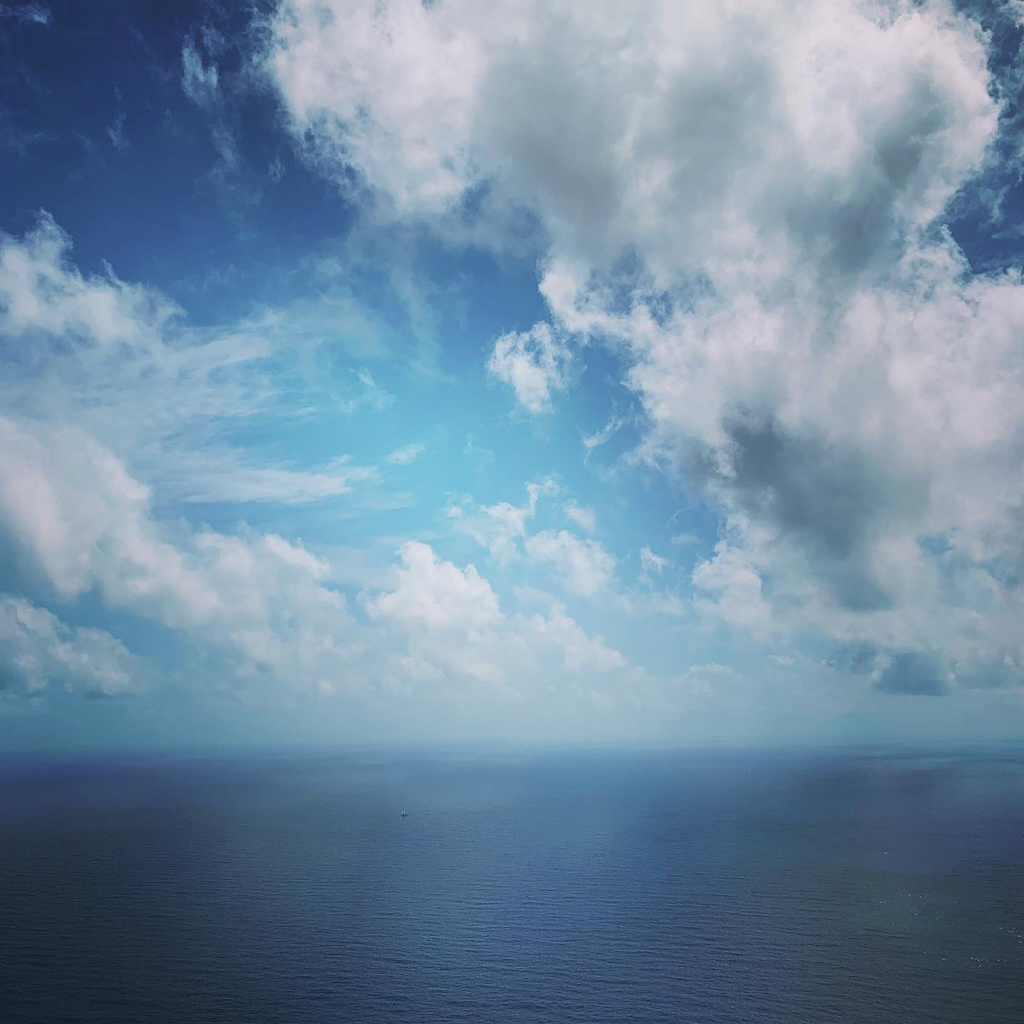 En vacker blå och molning himmel i Levanto Cinque Terre Italien