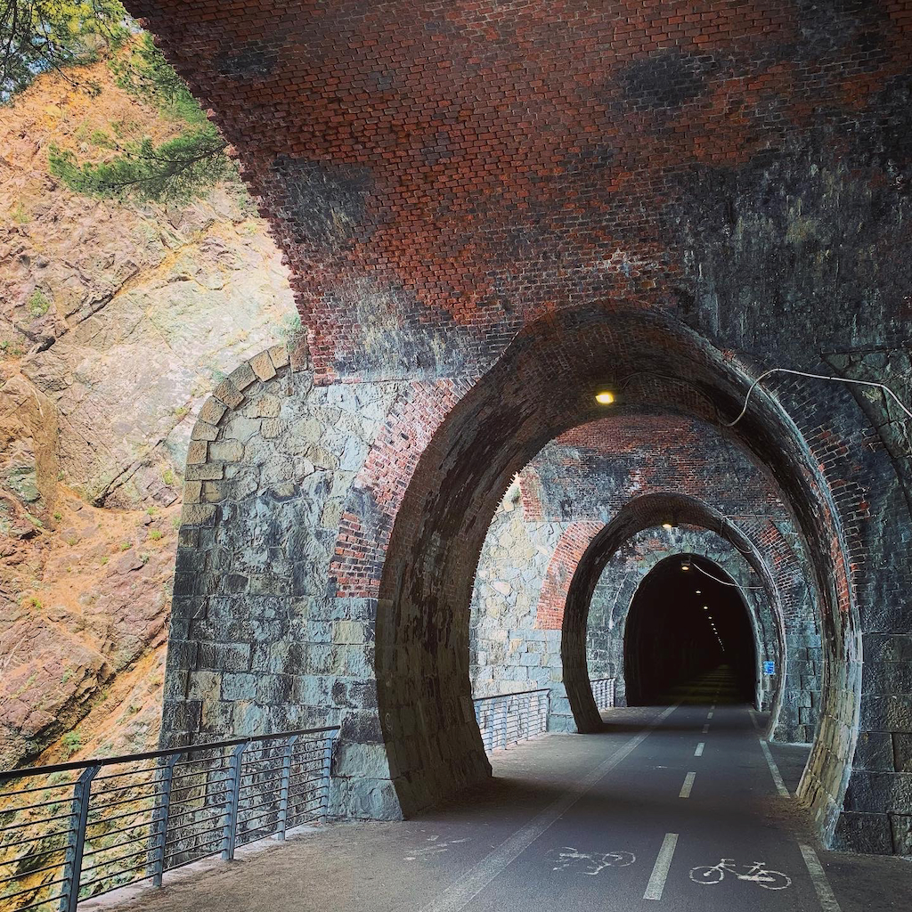 En jättelång cykeltunnel i Levanto Cinque Terre Italien