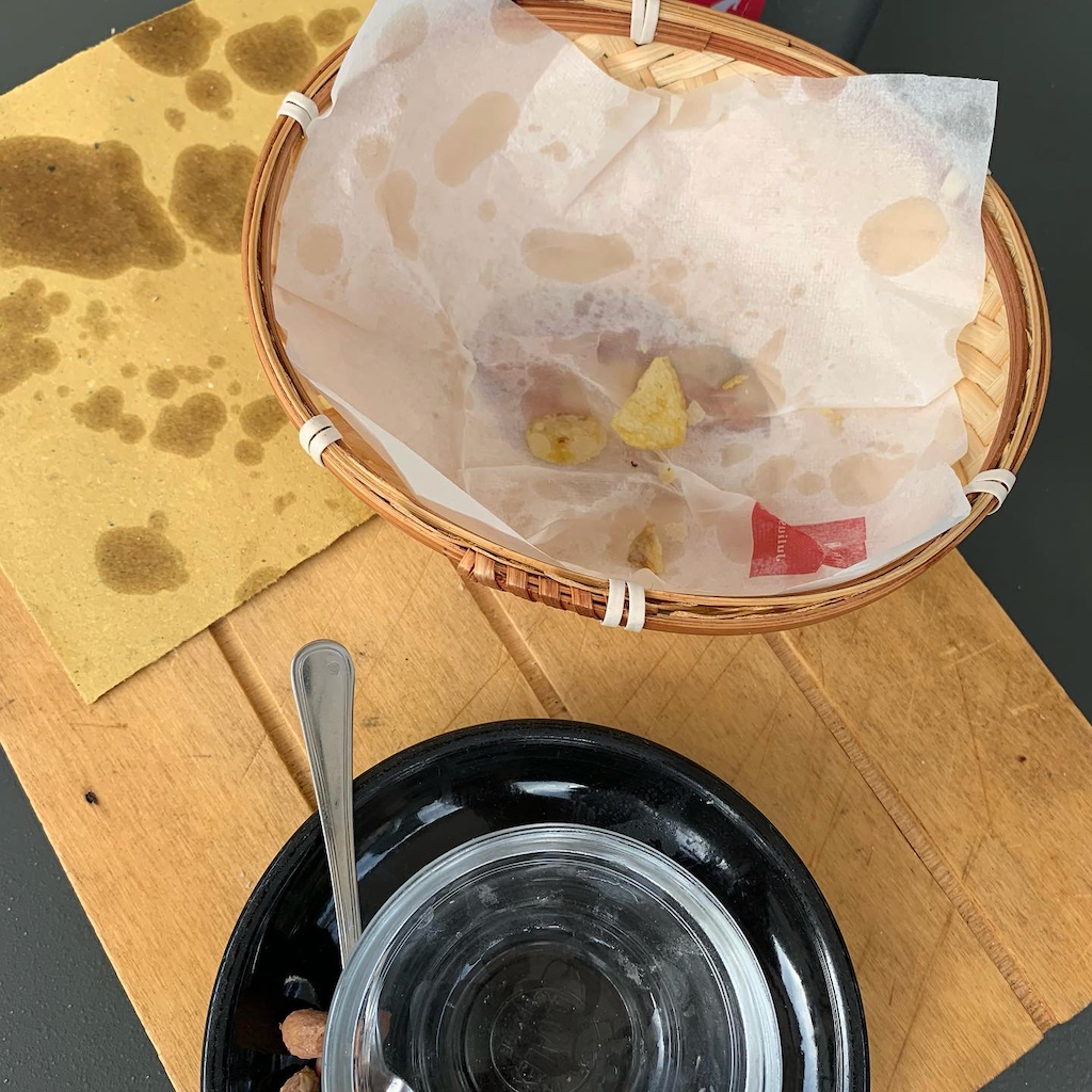 Tom korg och fat som tidigare var fyllda med aperitivo