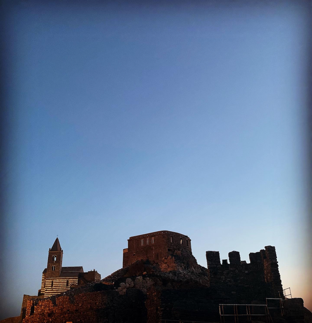 En siluett av borgen i skymningen i Porto Venere Italien