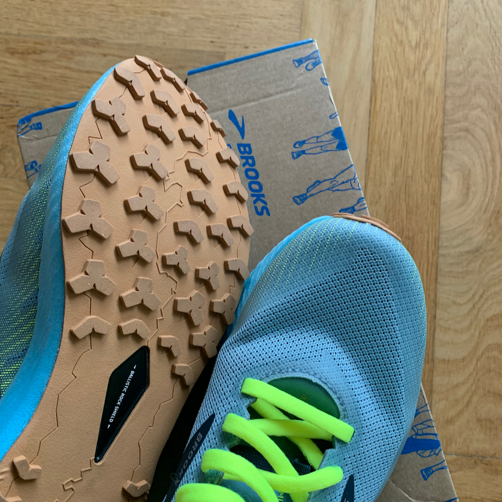 Ett par swimrunskor för hala underlag från Brooks