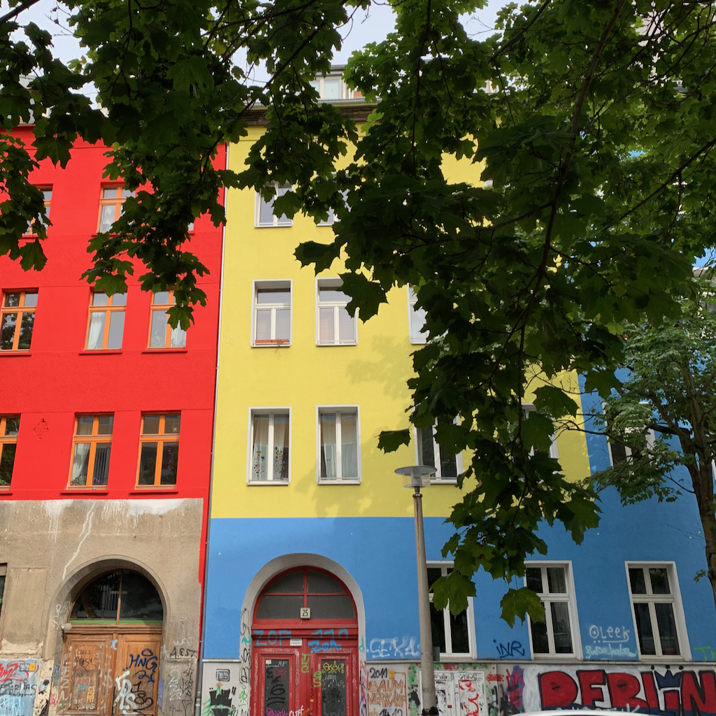 Röd, gul och blå fasad i Berlin.