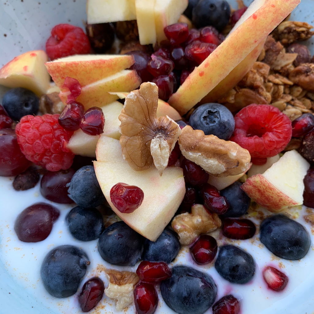 En tallrik yoghurt med färska bär och valnötter på Fechtners i Berlin