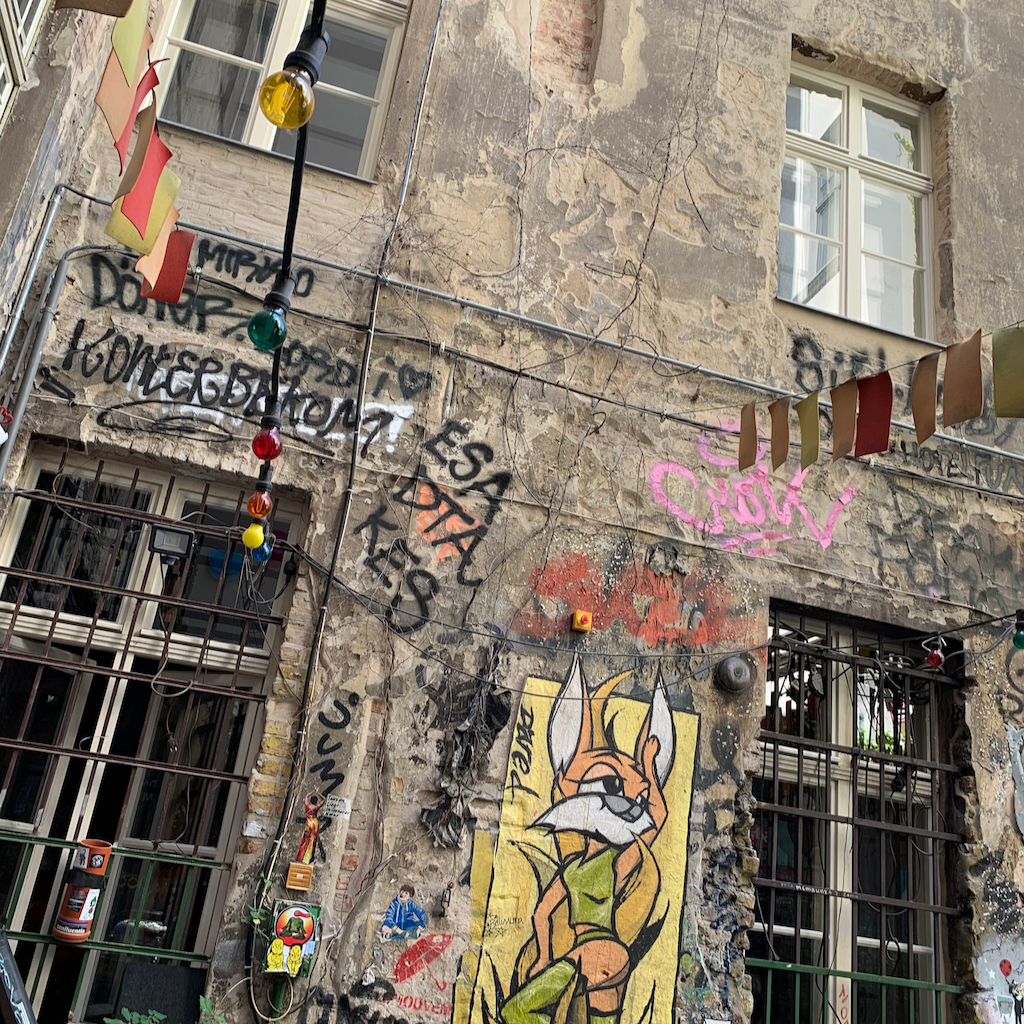 En klottrad och sliten fasad på Haus Schwarzenberg på Rosenthaler Straße 39 i Berlin