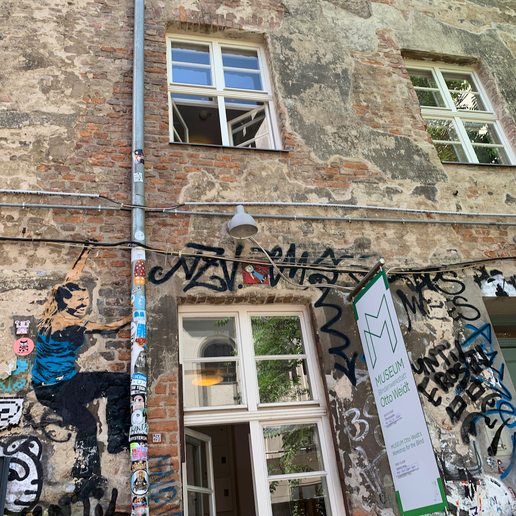 En klottrad och sliten fasad på Haus Schwarzenberg på Rosenthaler Straße 39 i Berlin