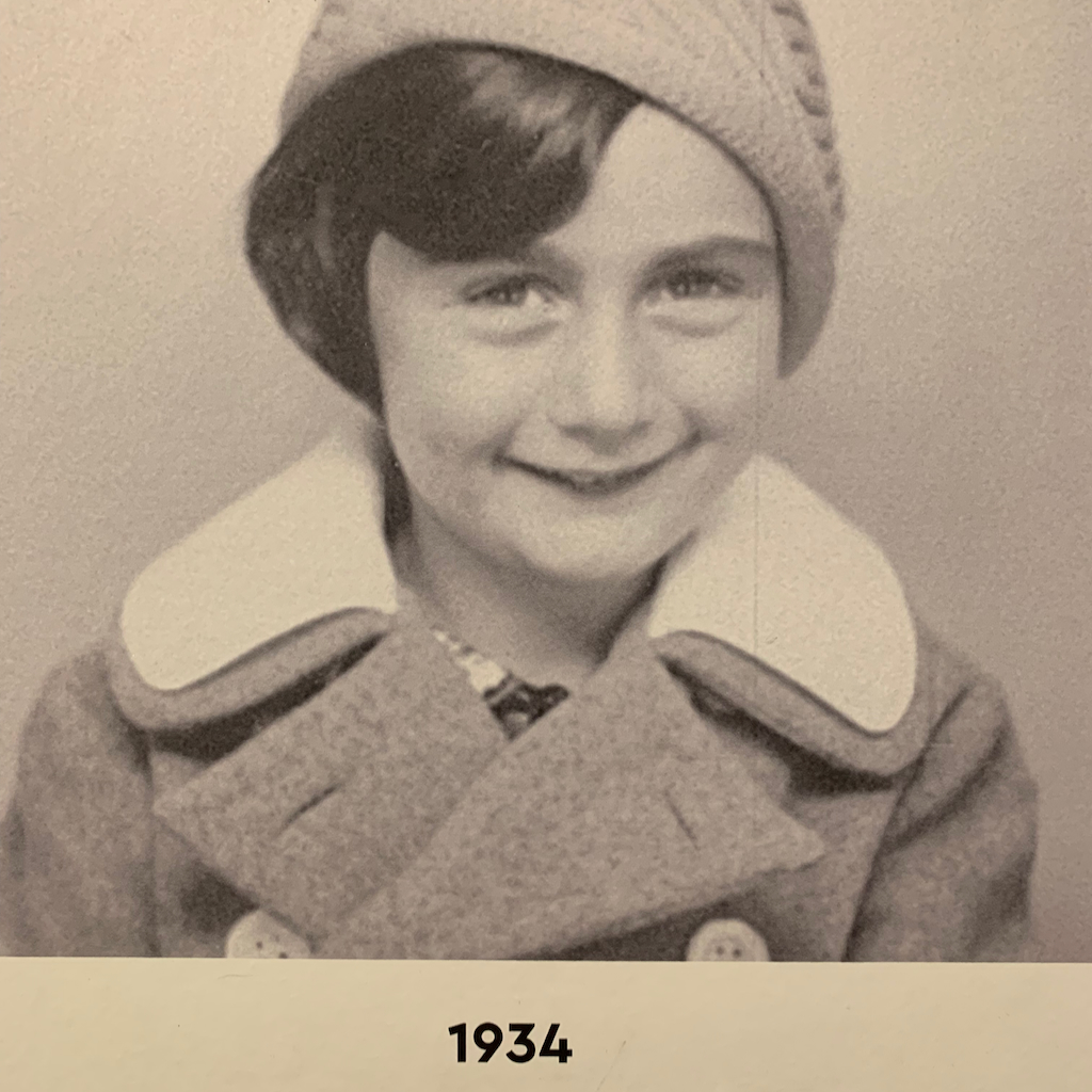 Ett svartvitt porträtt på Anne Frank med basker från 1934 då hon var fem år gammal.