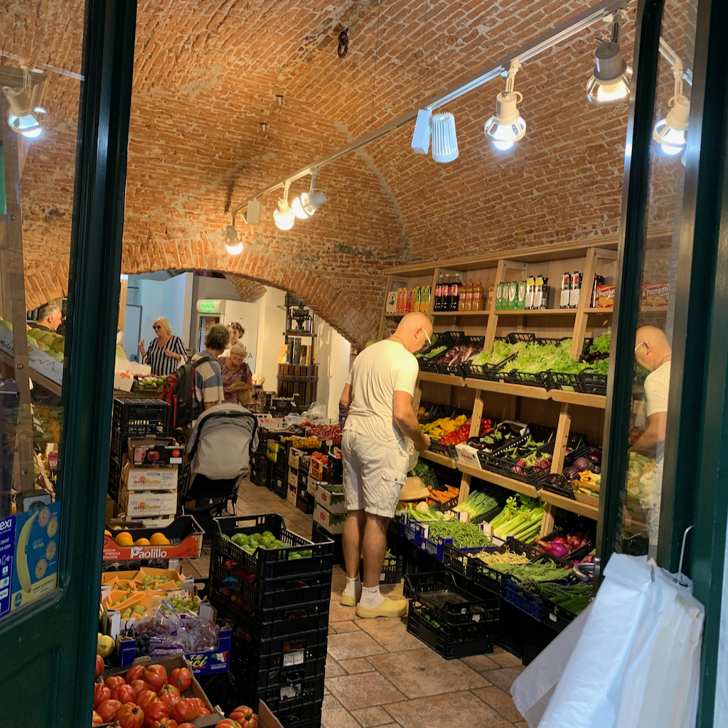 En fruk och gröntbutik i Levanto Cinque Terre Italien