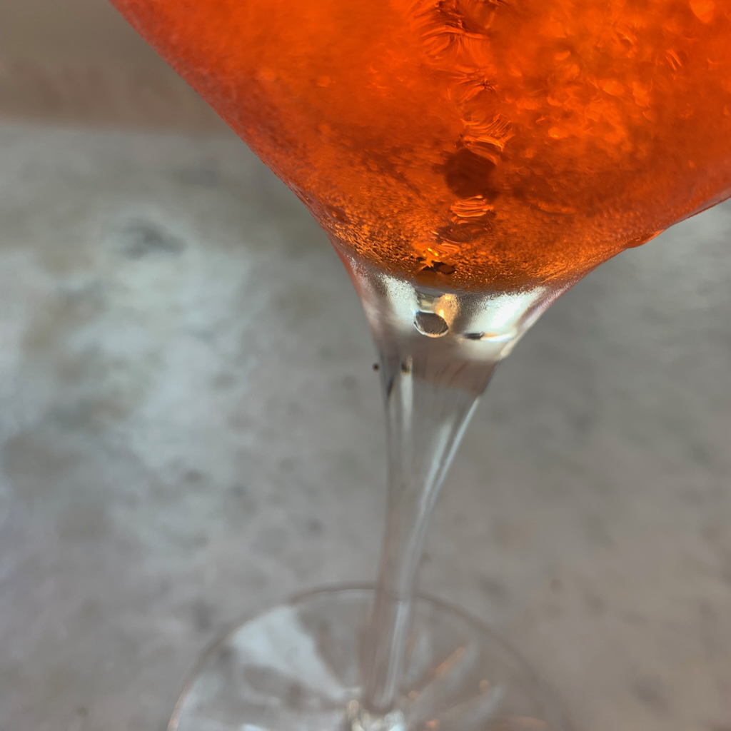 Ett immogt glas med aperol spritz