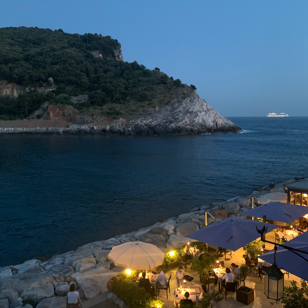 En kvällsvy över en restaurang i hamnen i Porto Venere i Cinque Terre Italien