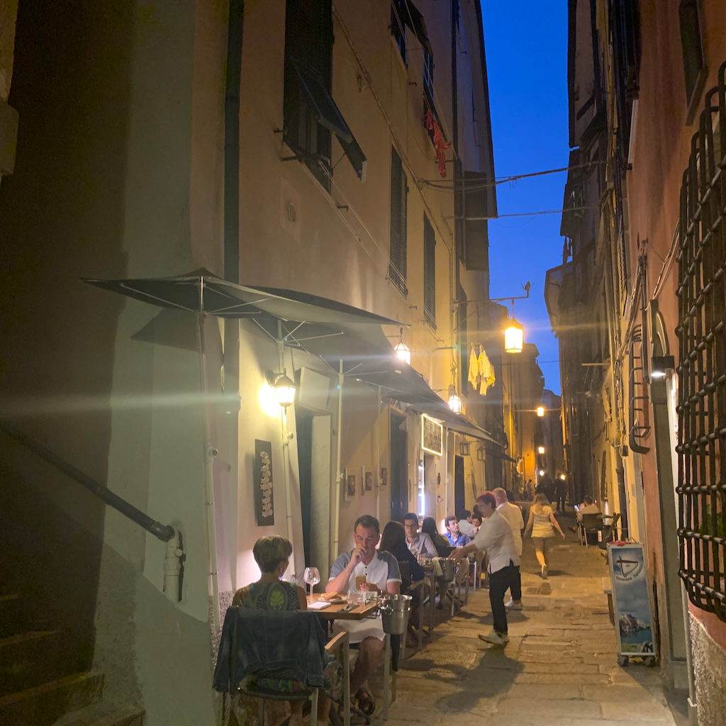 En uteservering vid en restaurang i en av Porto Veneres gränder.
