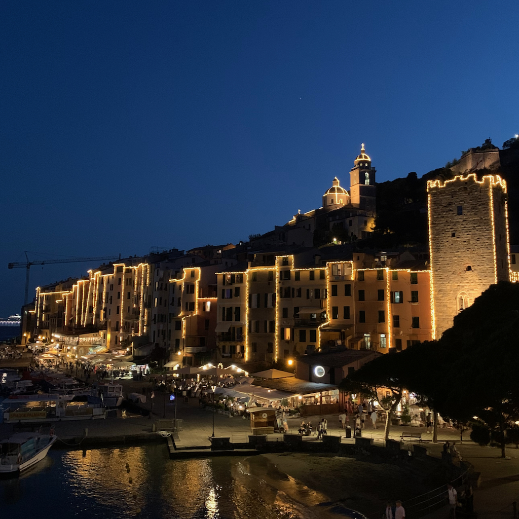 Upplysta fasader i hamnen i Porto Venere i Cinque Terre Italien