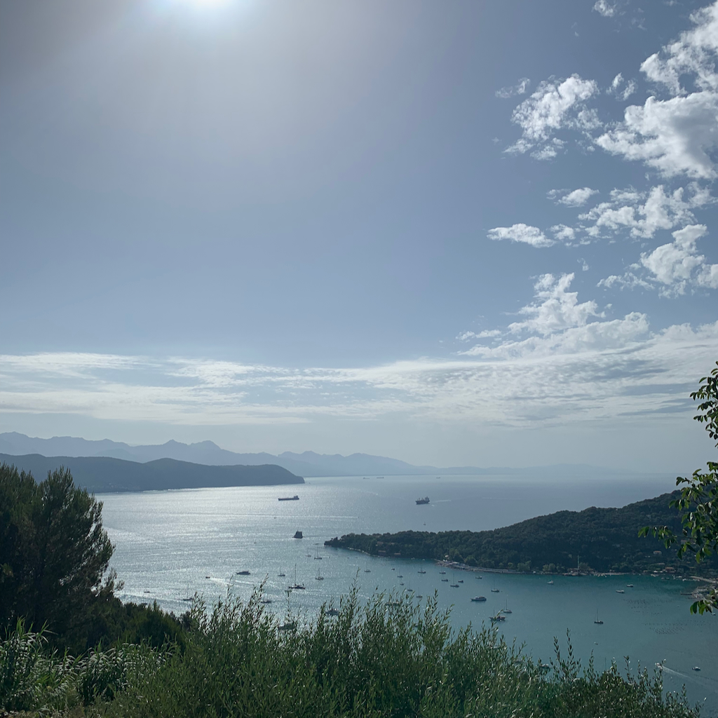 Utsikt över vik och grannöar utanför Porto Venere i Cinque Terre Italien