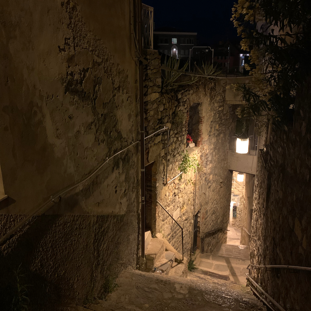 En upplyst stentrappa i Porto Venere Italien