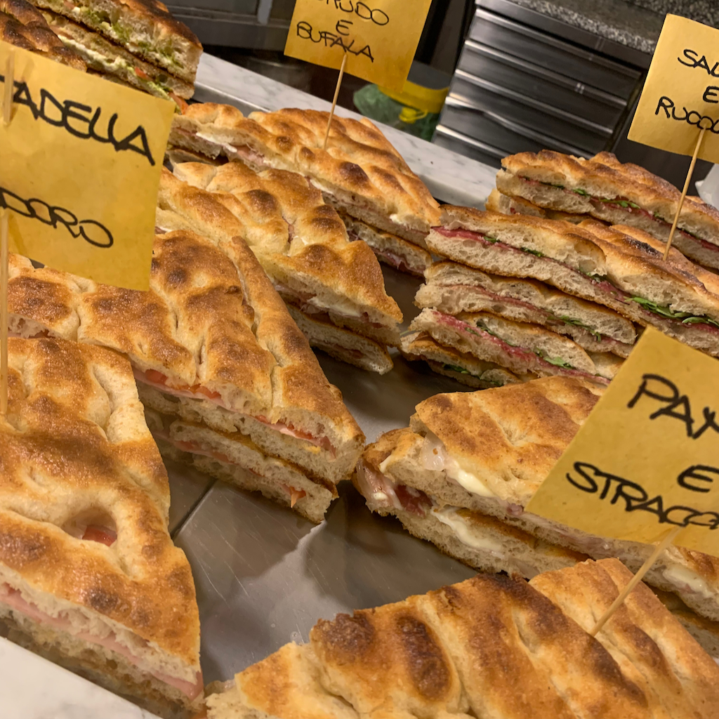 Smaskiga focaccia med olika fyllningar på ett fik i La Spezia Italien