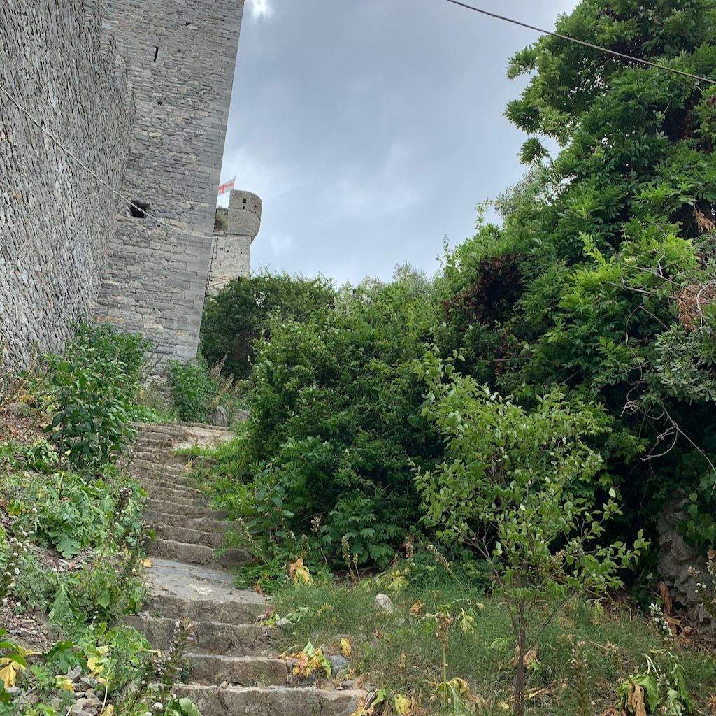 En stentrappa som leder upp till en borg i Porto Venere Italien