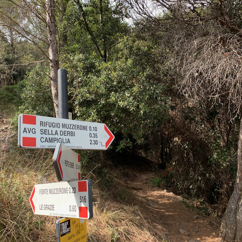 Vägskyltar vid ett vägskäl vid en vandringsled i Porto Venere i Cinque Terre Italien