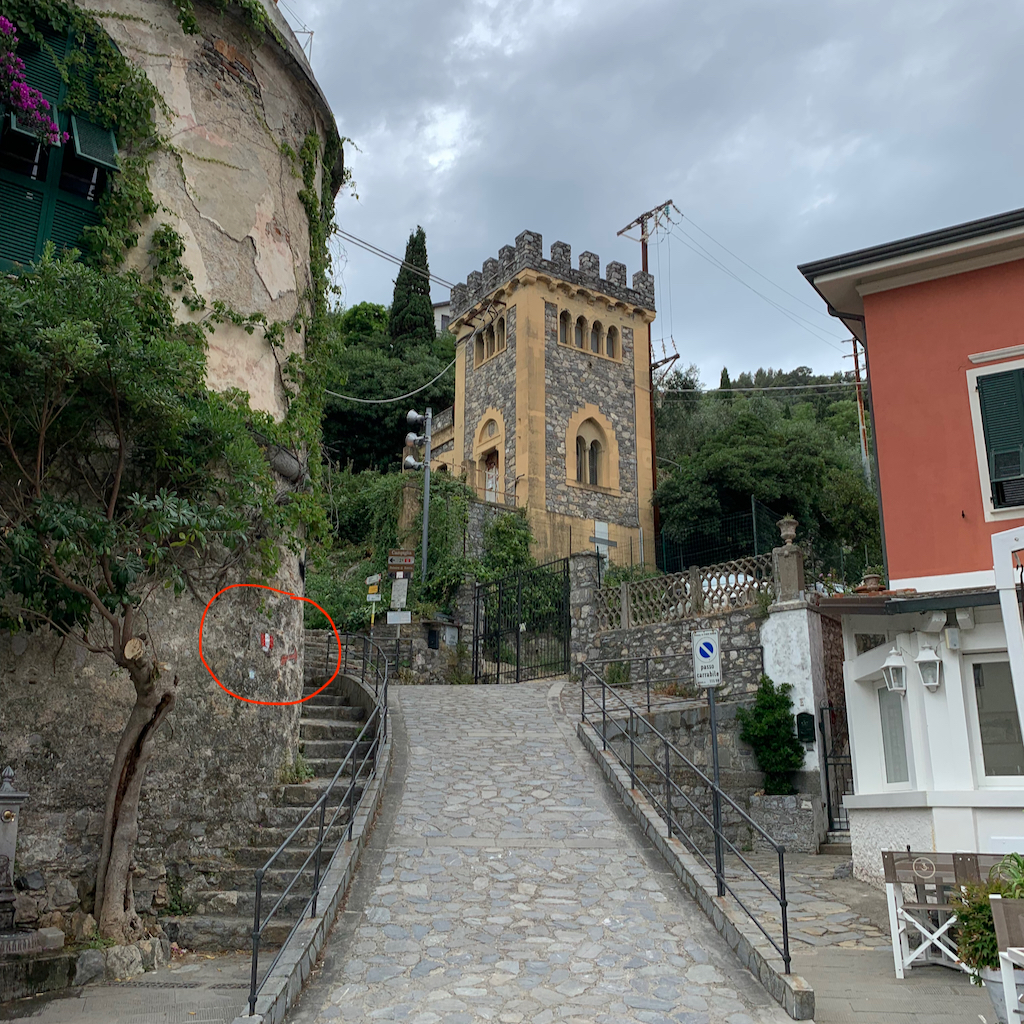 Ingången till en vandringsled i Porto Venere i Cinque Terre Italien