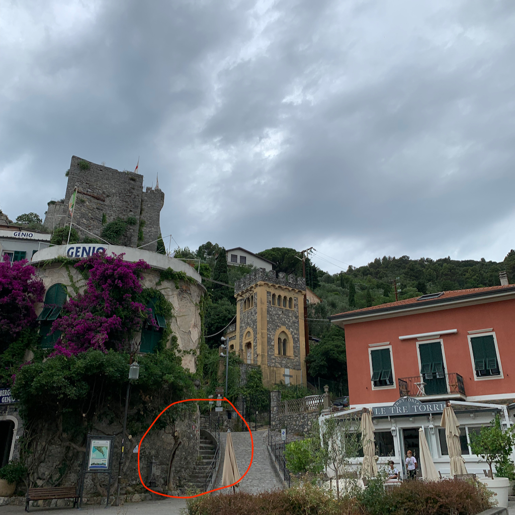 Ingången till en vandringsled i Porto Venere i Cinque Terre Italien