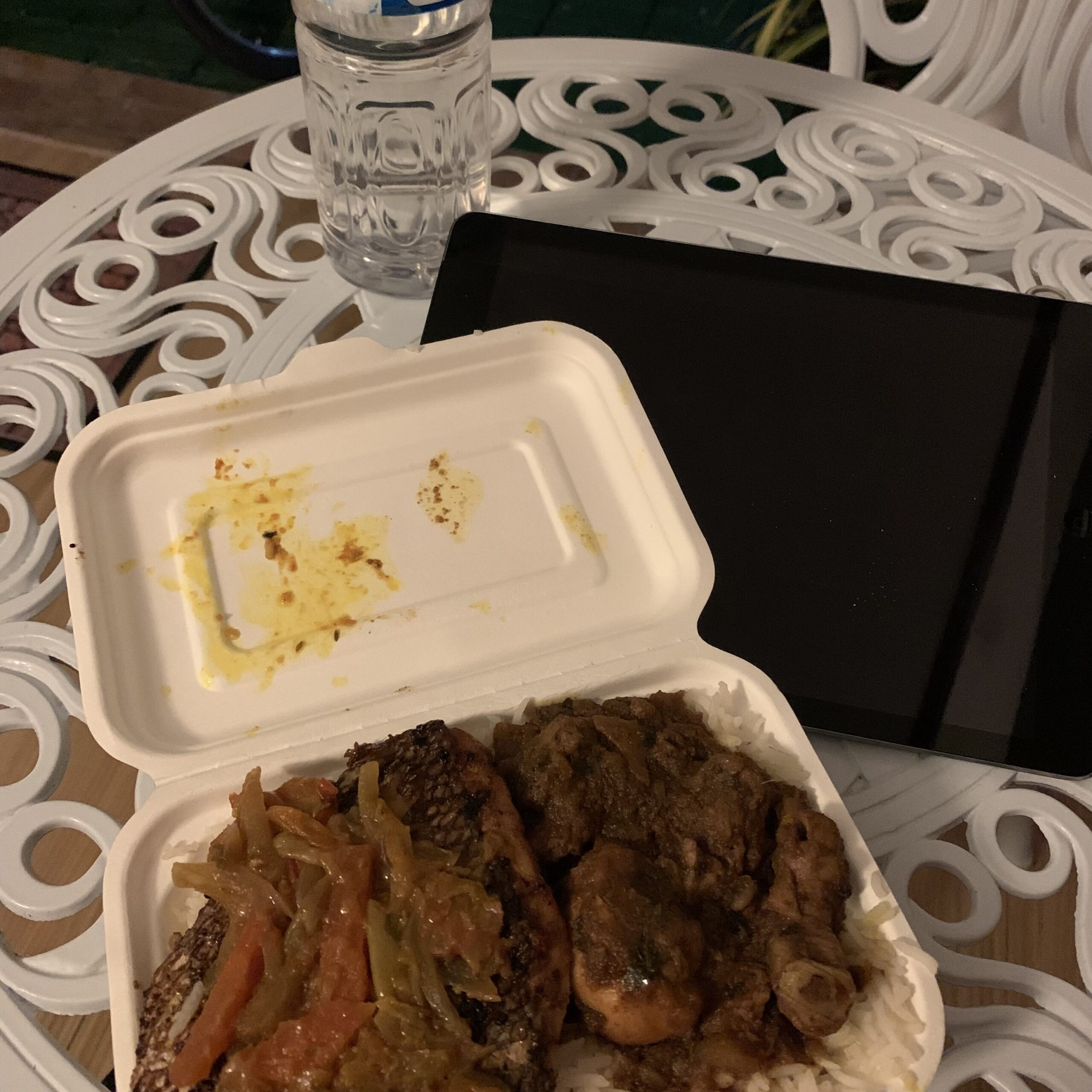 Take-outmat bestående av grillad fisk och kyckling i curry på Mahé, Seychellerna