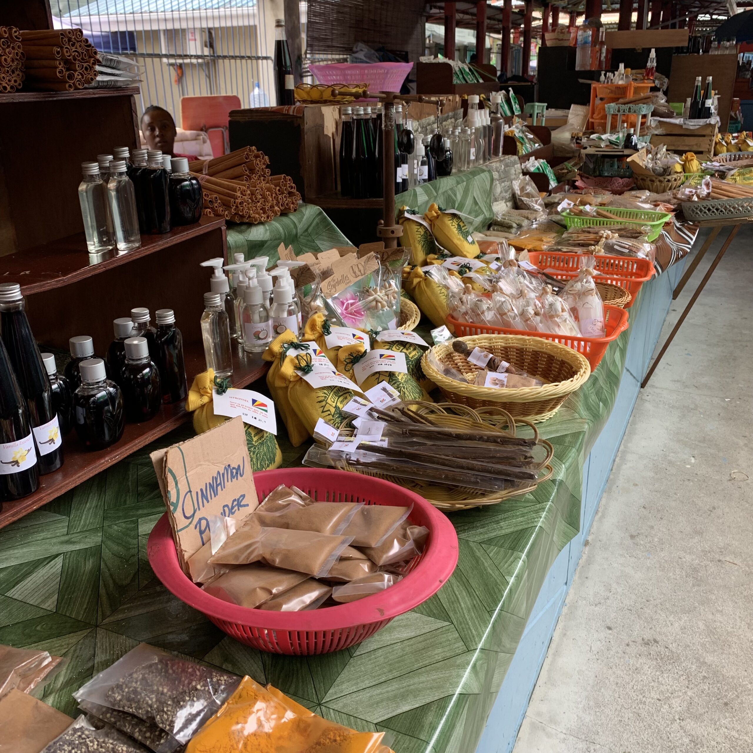 Ett stånd med kryddor och cocosolja på Victoria Market, en öppen marknadsplats i Seychellernas huvudstad Victoria