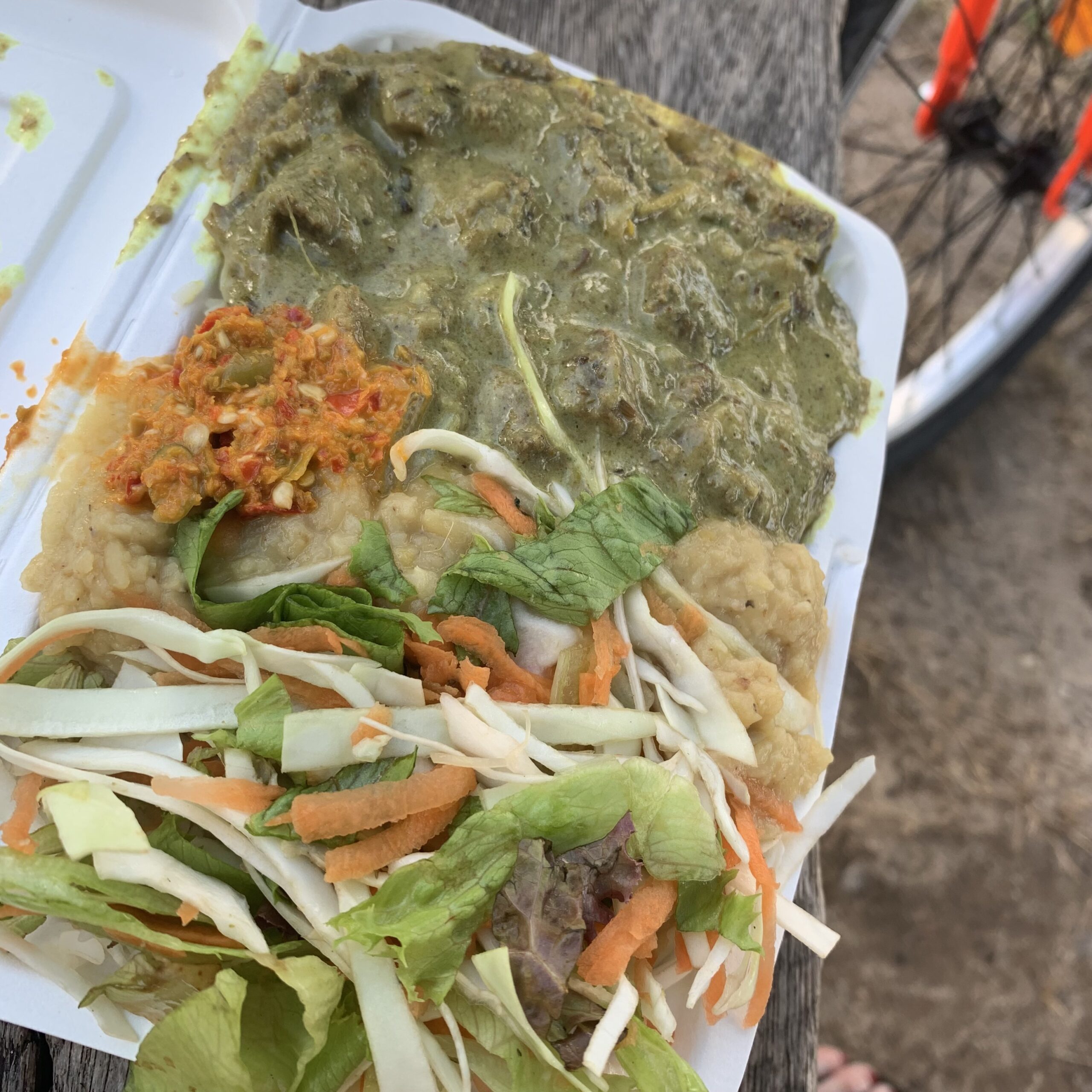 En take-outmåltid som bestod av ris och saltad biff i curry vid Anse Royal, Mahé Seychellerna